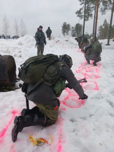 Reserviläisiä räjähdekoulutuksessa lumessa