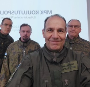 4 miestä seisoo maastopuvuissa