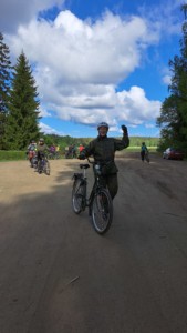 Nainen polkupyörän kanssa heiluttaa