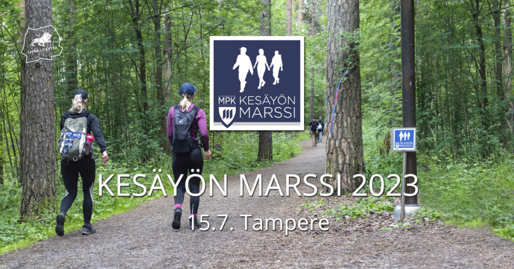 kaksi naista marssii metsässä reput selässä.