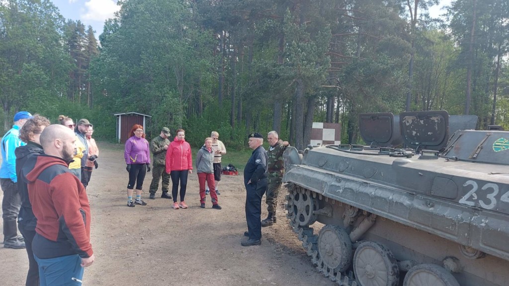 Panssarivaunu ja sen luona ihmisiä