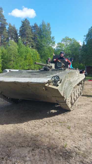 panssarivaunu jonka kyydissä ihmisiä