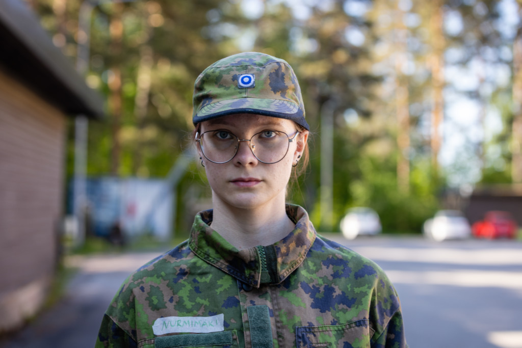 Tyttö ulkona maastopuvussa