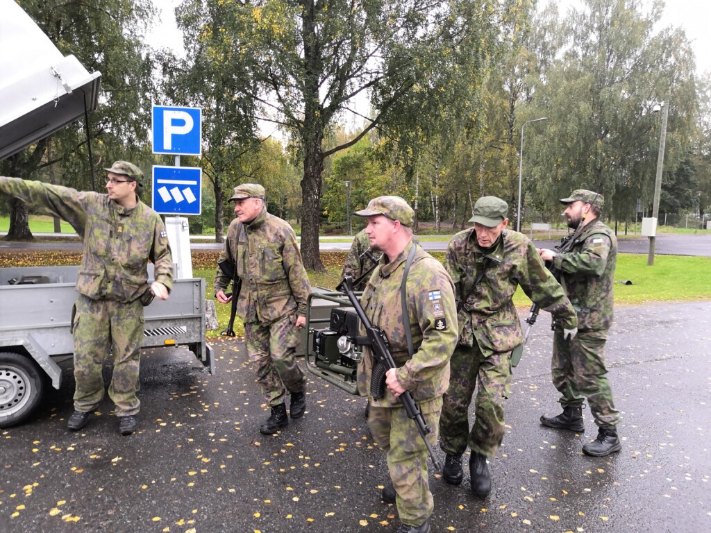 Sähkövoimajärjestelmän henkilöstö kantaa varavoimalähdettä aggrekaattia
