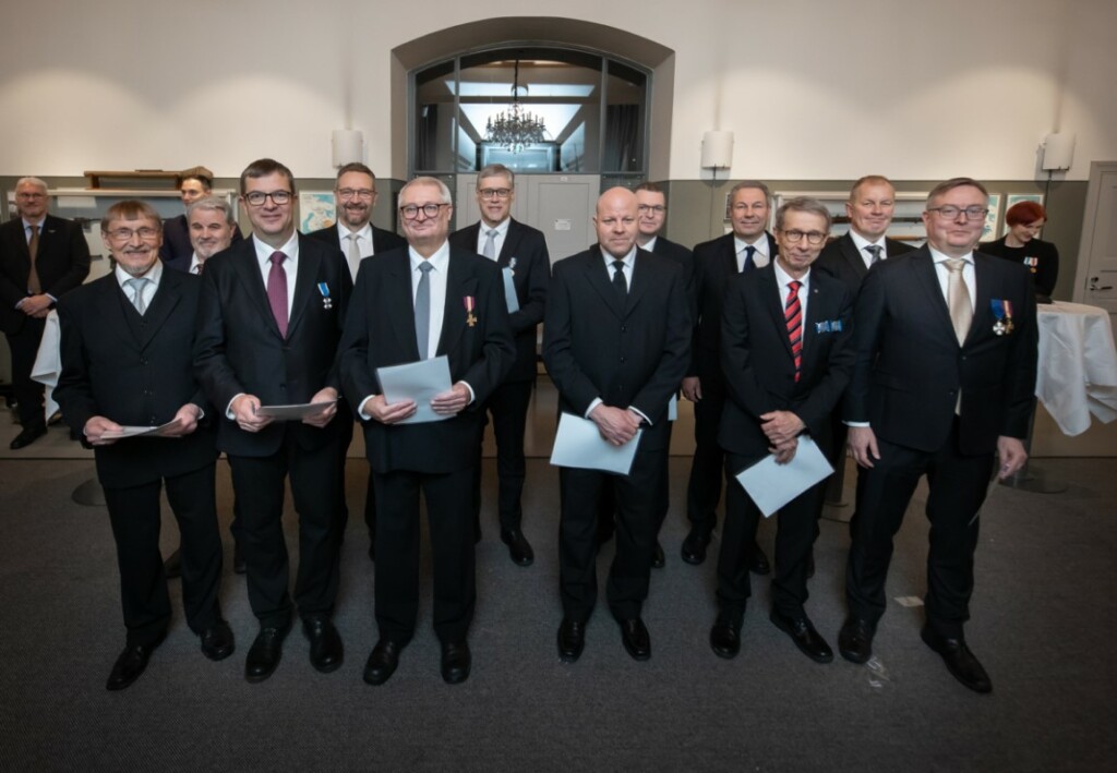Juhlapukuiset hopeisella ansiomitalilla palkitut.