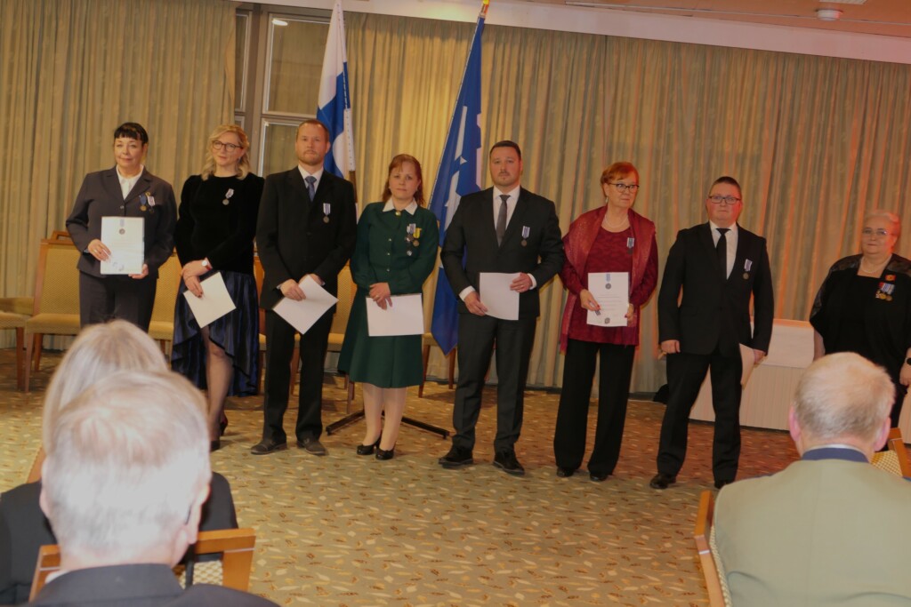 Palkittavat rivissä edessä vastaanottamassa mitalia