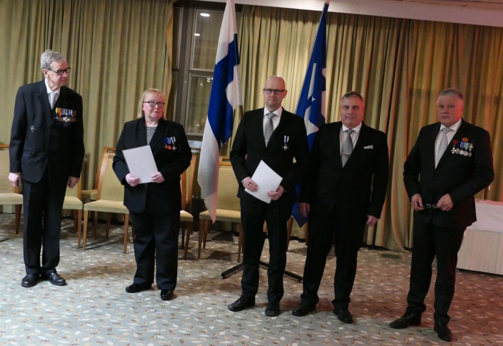 Palkittavat rivissä edessä vastaanottamassa Sinisen Ristin.