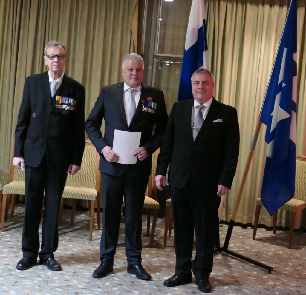 Palkittavana mieshenkilö edessä