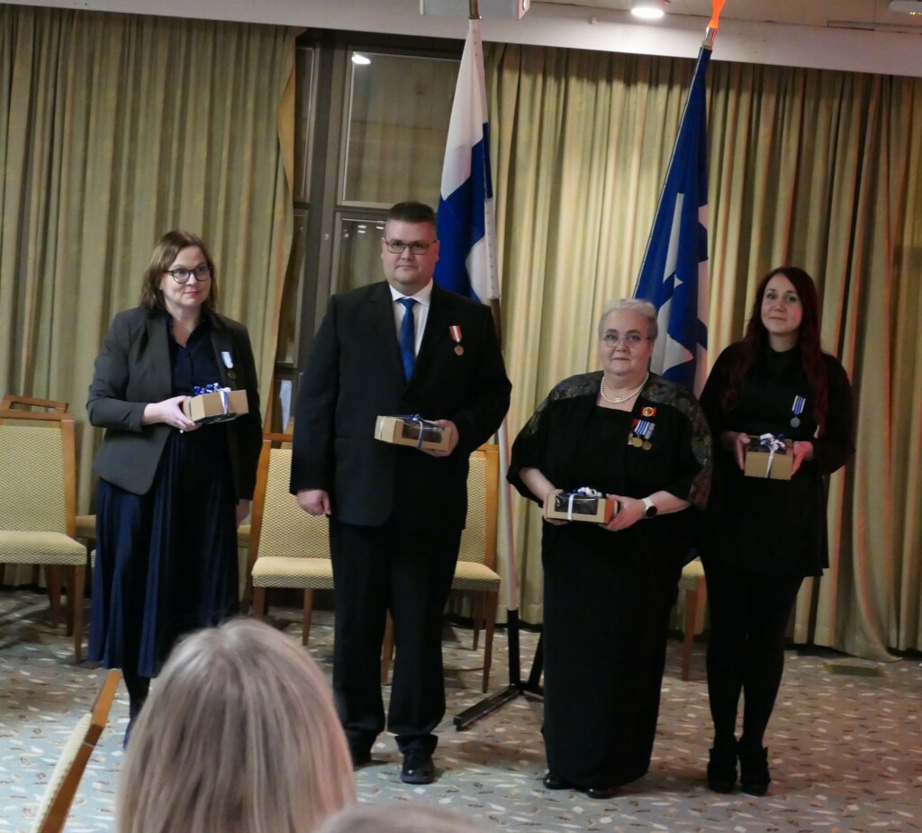 Palkittavat edessä rivissä