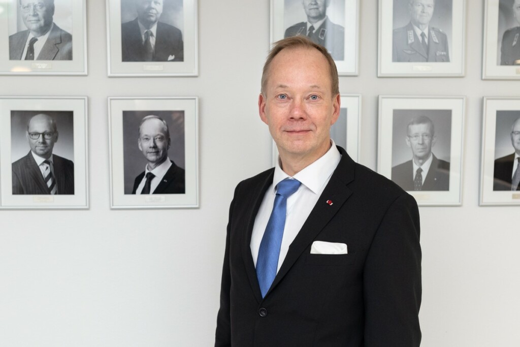 Mika Hannula kuvaseinän edessä