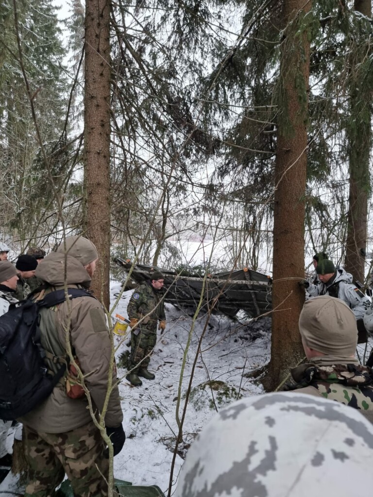 Hätämajoitteen tekeminen metsässä