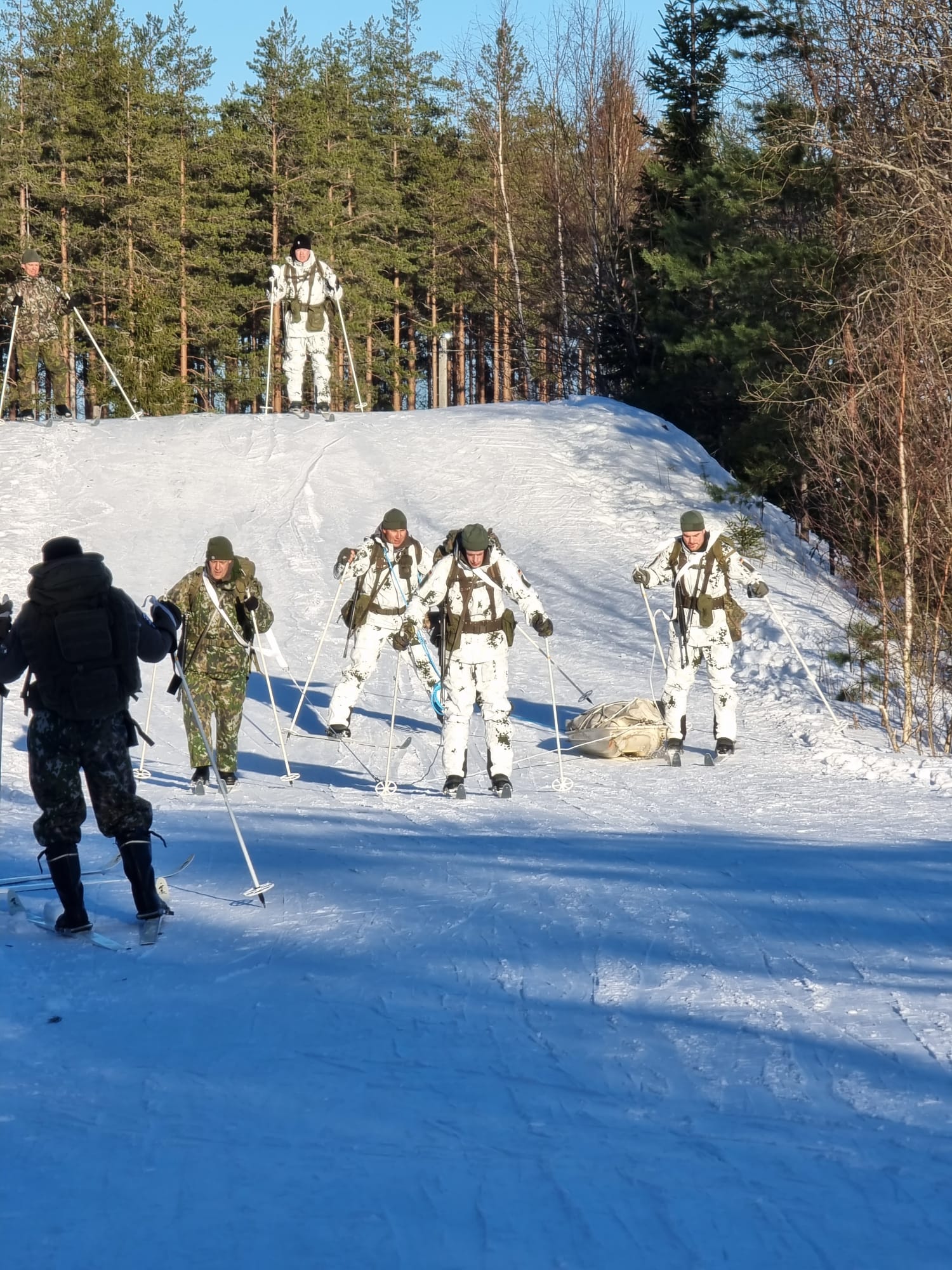 Suksien ja ahkion käyttökoulutusta talvikurssilaisille