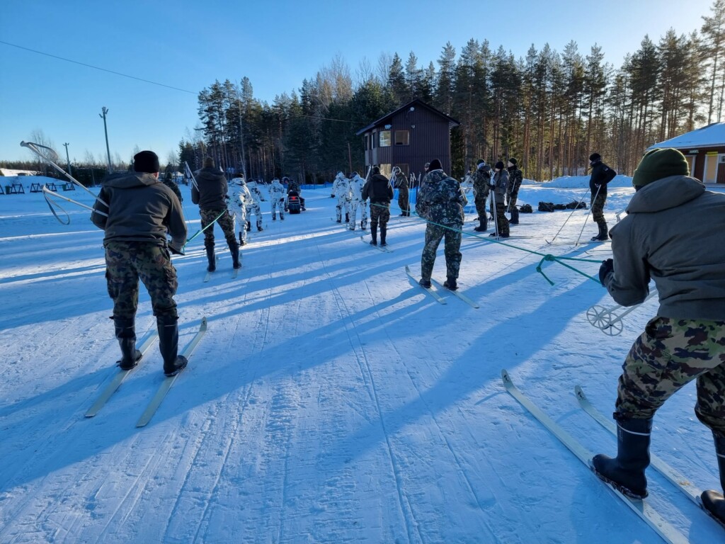 Ihmiset harjoittelevat hiihtohinausta