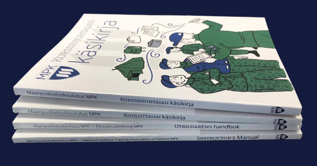 Kurssinjohtajan ja kouluttajan käsikirjoja pinossa
