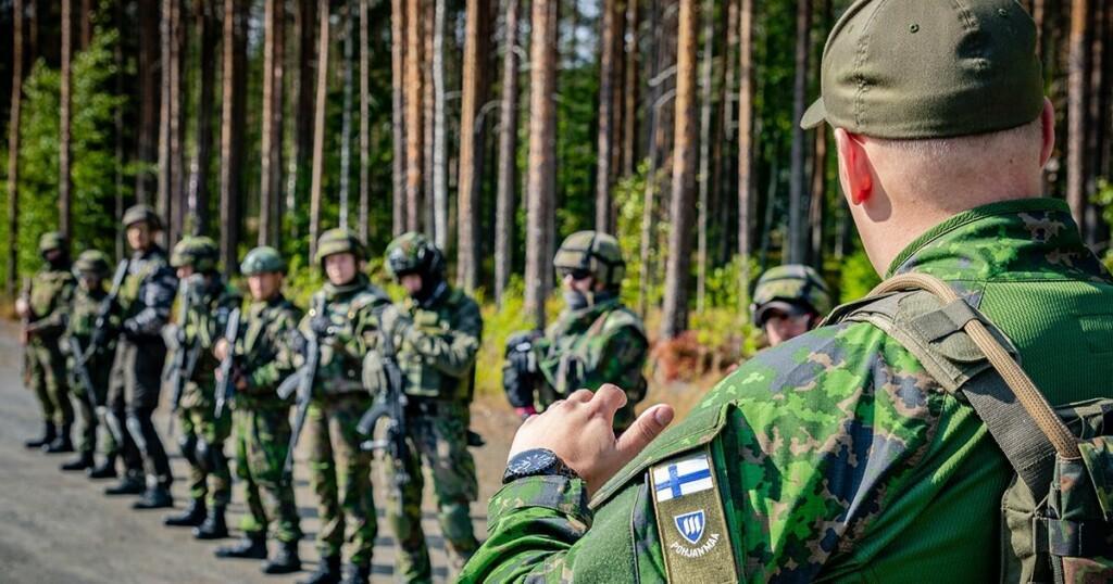 Kouluttaja puhuttelee kurssilaisia