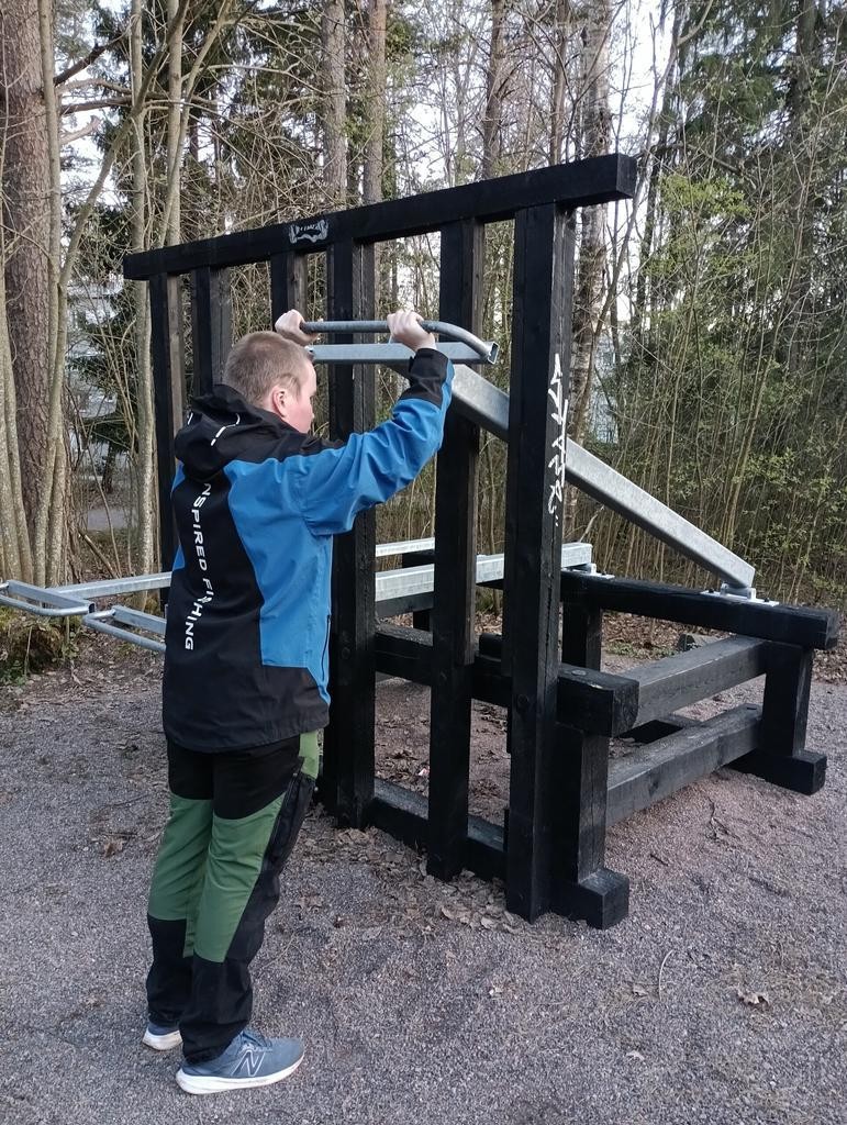 En kille tränar på utegym
