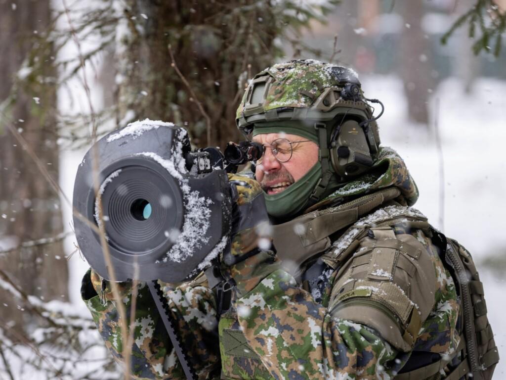 Miehellä kädessä NLAW kertakäyttöinen, lähipanssarintorjuntaohjus.