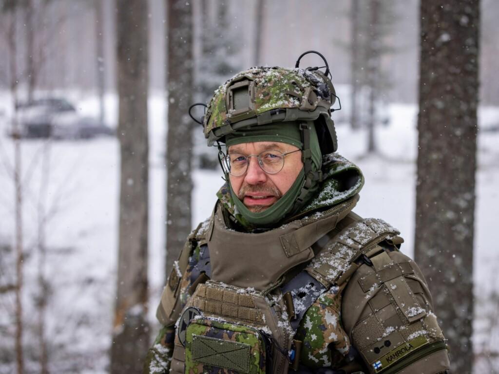 Mies metsässä maastovarusteet päällä