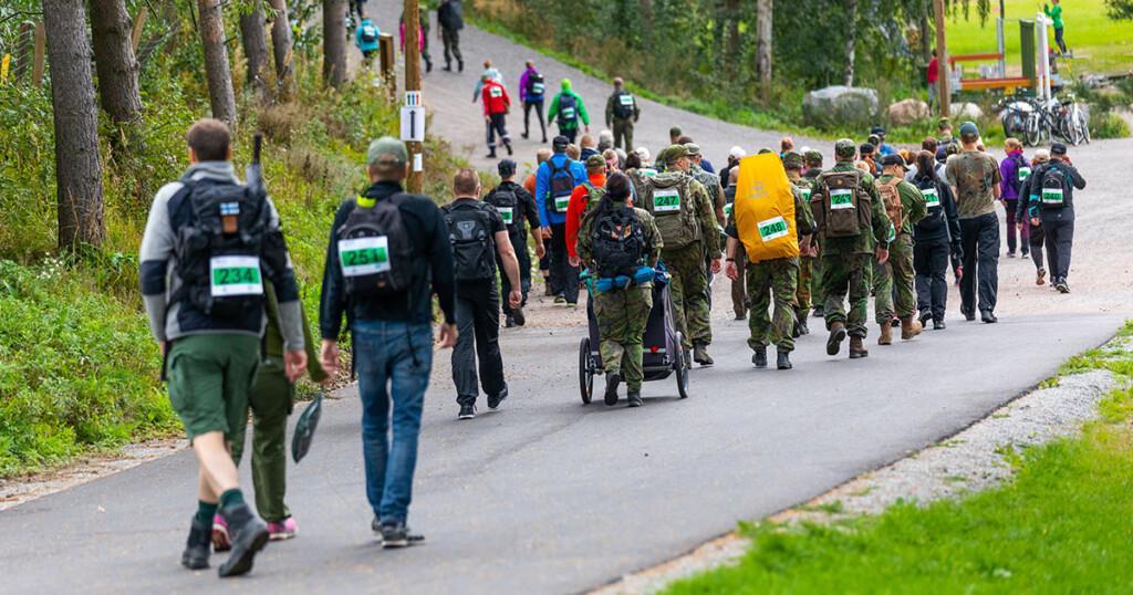 Joukko marssijoita kävelemässä kadulla
