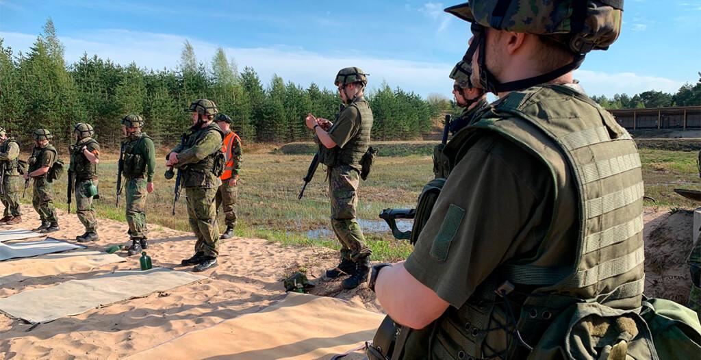 Tukikohdan suojauskurssin kurssilaiset M5 varusteissa ampumaharjoituksessa kauniina kevätpäivänä