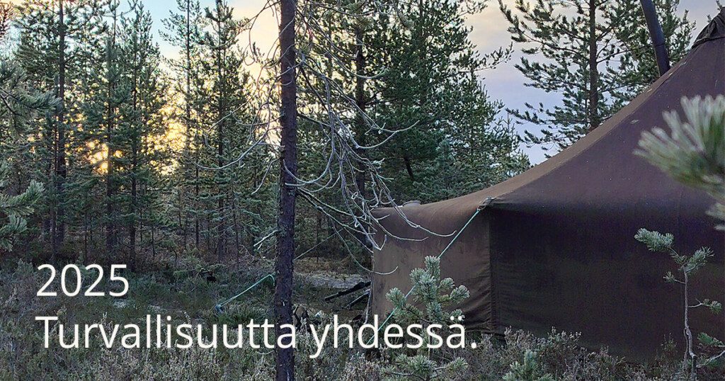 Sekametsää. Edessä puolijoukkueteltta. Aurinkoinen sää.