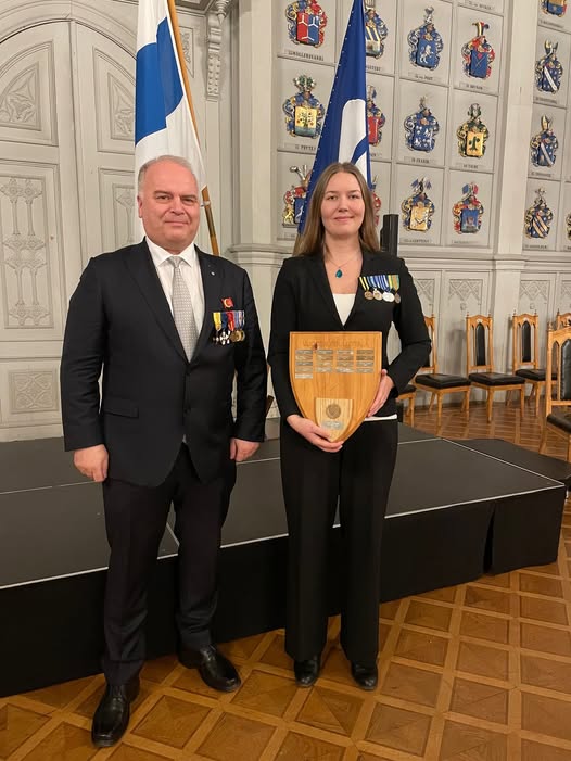 MPK:n vuoden kouluttaja Axi Holmström ja piiripäällikkö Vesa Sundqvist palkitsemistilaisuudessa lippujen alla Ritarihuoneella