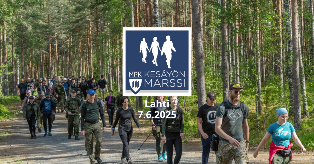 Ihmiset metsäpolulla kävleee