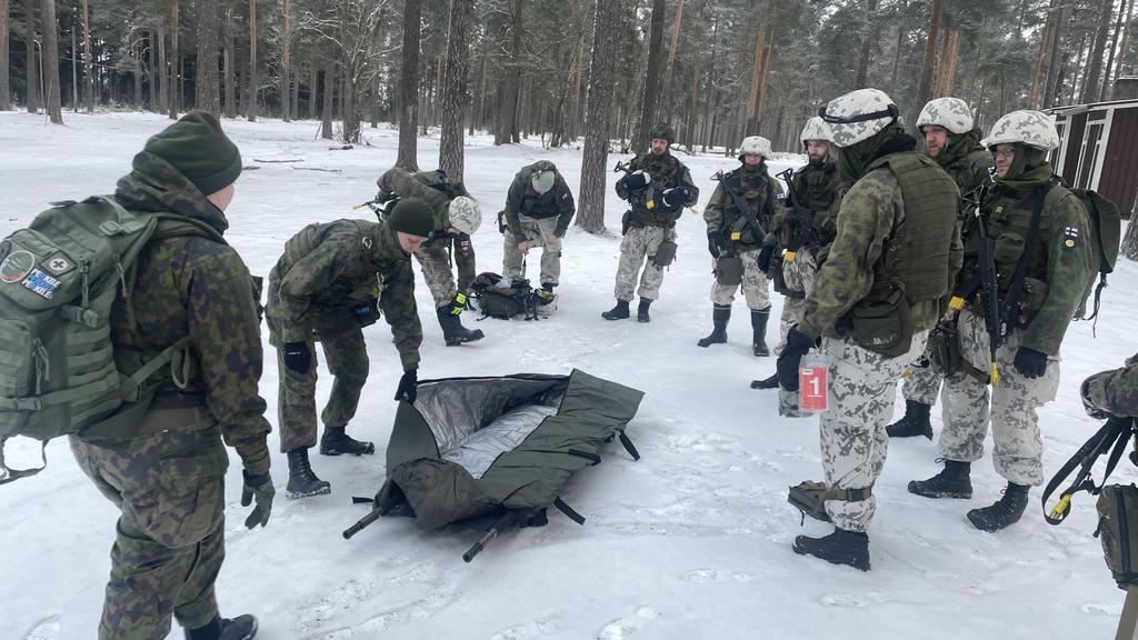 Henkilöille esitellään evakuointiliukuri ja hybotermiamakuupussi