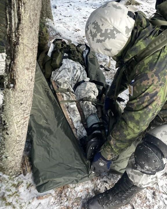 Henkilö makaa hypotermiamakuupussissa