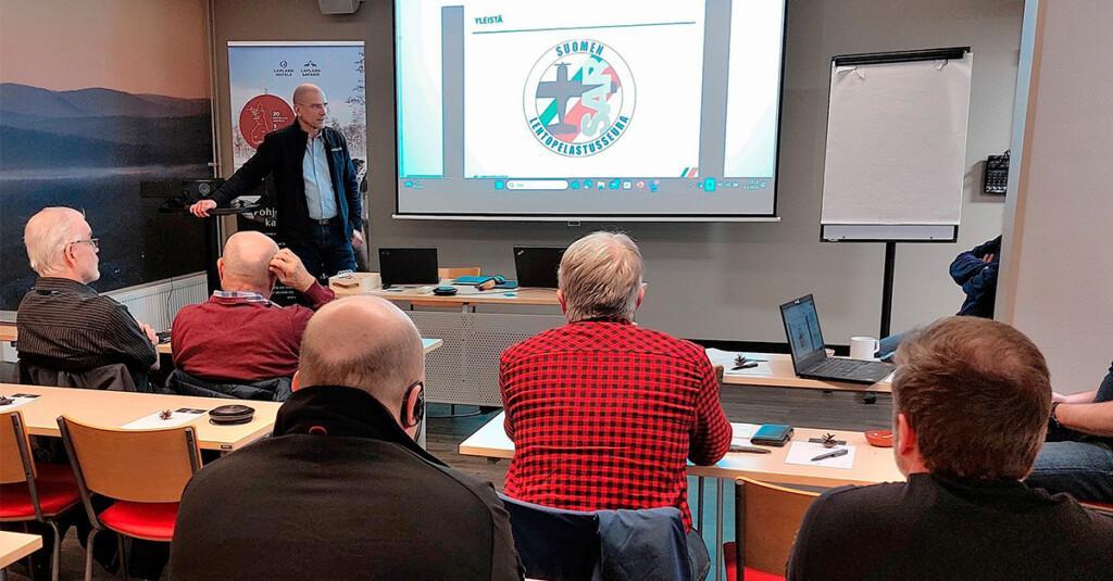 SAR SAVO 25 – etsintä- ja pelastusharjoituksen valmistelukokus. osallistujat katsovat näyttötaulua.