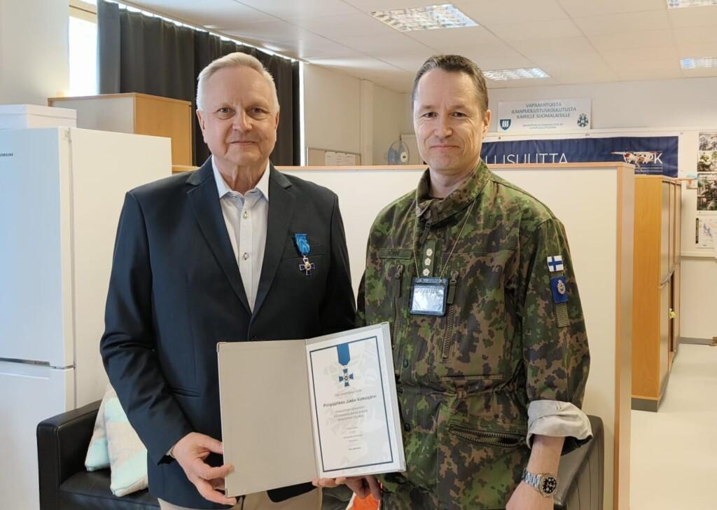 Kuvassa on MPK Ilmapuolustuspiirin Jukka Valkejärvi ja Ilmavoimien henkilöstöpäällikkö Tomi Böhm Ilmapuolustuspiirin toimistolla 26.3.2025. Jukka Valkejärvi on saanut Puolustusvoimain komentajan hyväksymän ansioristin joka voidaan myöntää tunnustuksena henkilölle tai yhteisölle Ilmavoimien hyväksi tehdyistä ansioista.