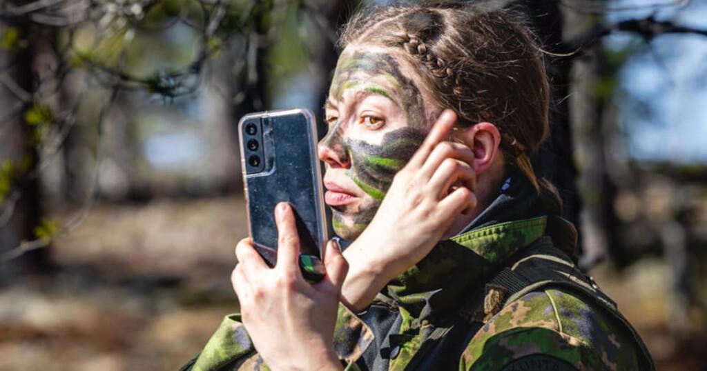 Sotilaan perustaidot naisille kurssin osallistuja maalaa maastovärityksen kasvoilleen
