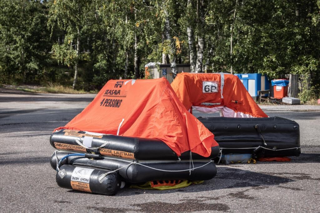 Pelastautumislautta meressä