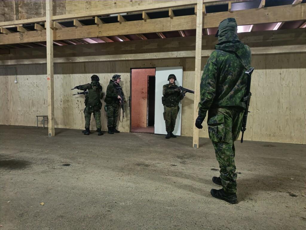 Kohteensuojauskurssin harjoitus menossa sisätiloissa.