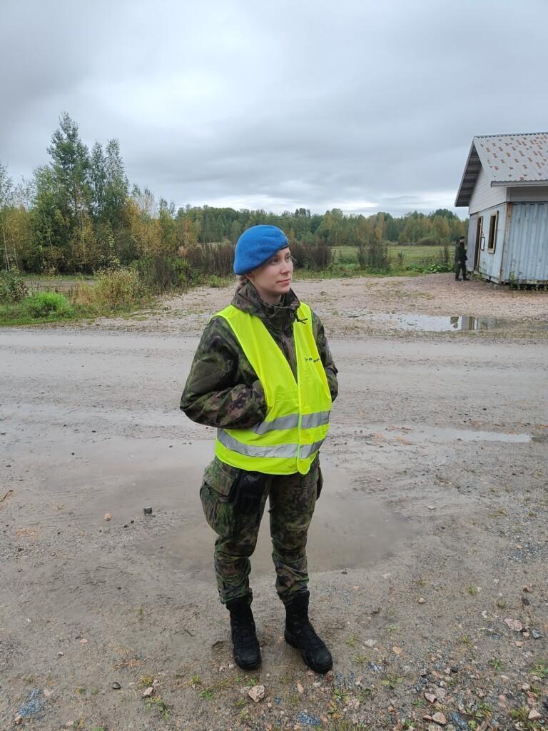Minnamaria Jämsä ulkona kuvattuna
