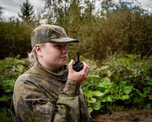 Kuvassa nainen puhuu radiopuhelimeen