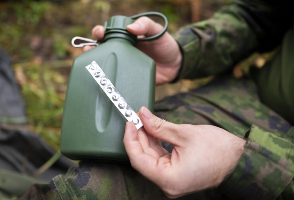 Kenttäpullo ja liuska vedenpuhdistustabletteja.