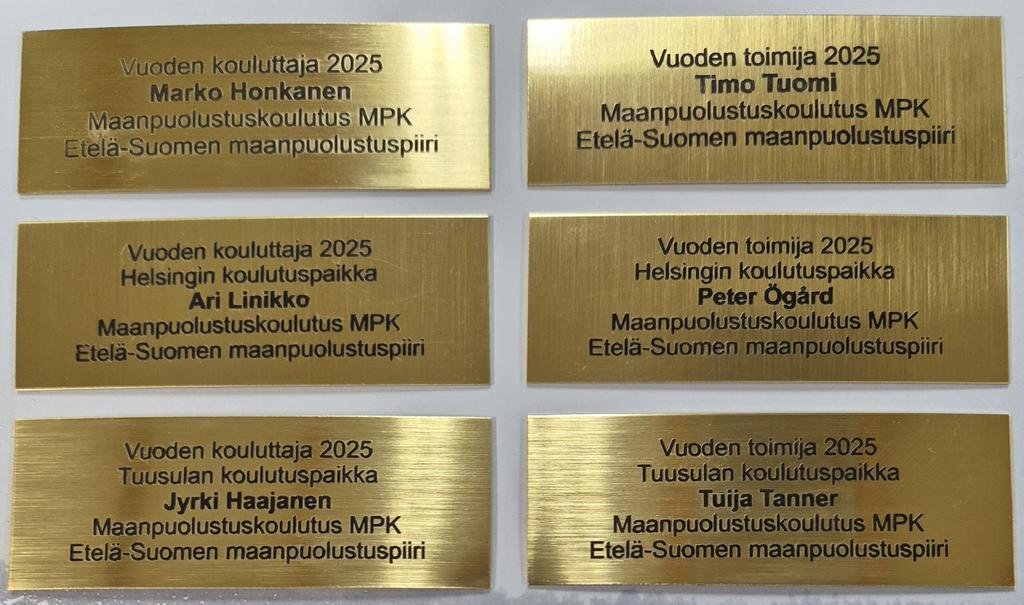 Kaiverrettuja laattoja pöydällä