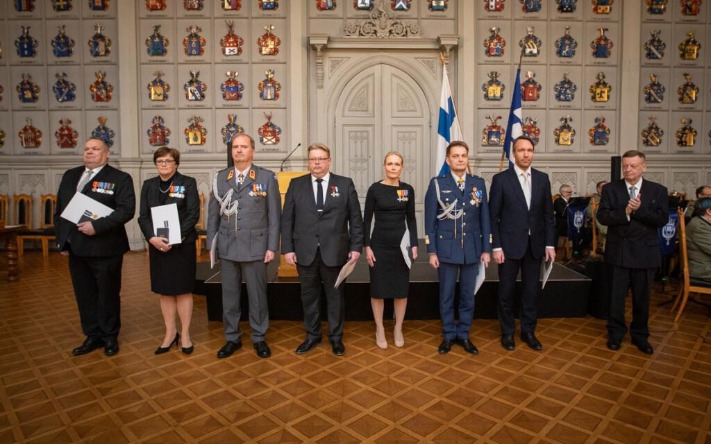 Maanpuolustusmitalin saajat rivissä