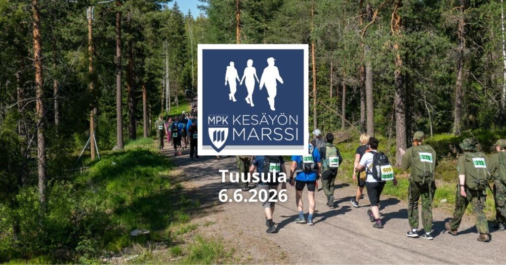 marssijoita eri värisillä numeroliiveillä kävelytiellä metsässä
