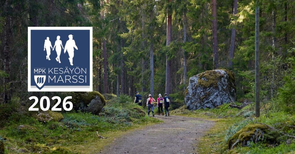 Kesäyön marssi -tapahtuman osallistujat marssivat metsätiellä, heistä näkyy selkäpuoli ja osallistujalaput. Kuvassa on myös MPK:n logo ja vuosiluku 2026.