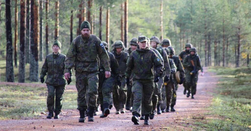 Kuvassa on M05 vaatteissa reserviläisiä toimintakyvyn jatkokurssilla marssilla joka testaa toimintakykyä.