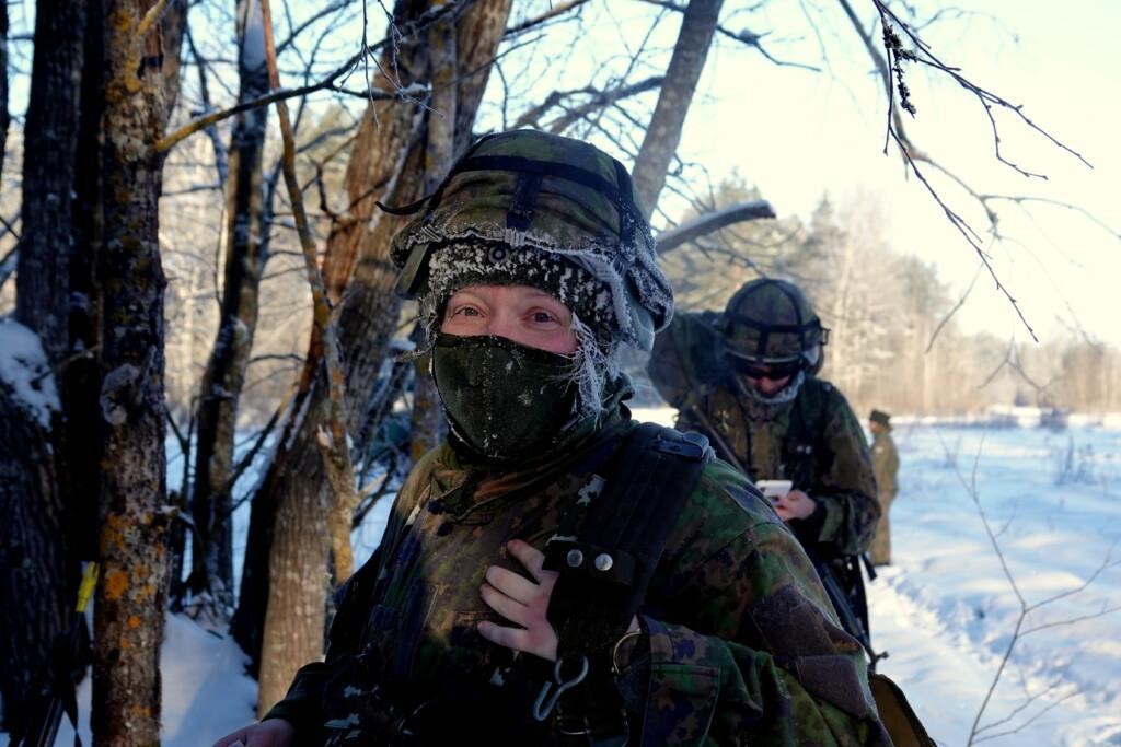 Nainen metsässä pakkasen huurruttamat kasvot.