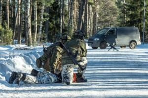 Mielenosoittajan ja sotilaspoliisien kohtaaminen