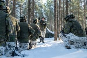 Kurssilaiset kuuntelevat tarkasti ohjeita