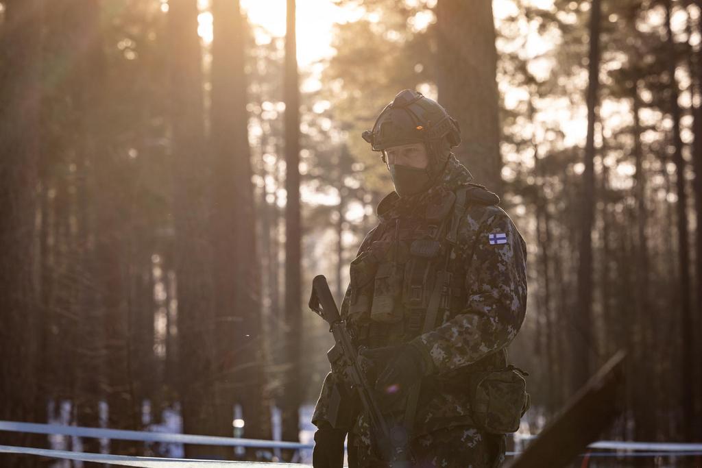 Sotilas seisoo metsässä.
