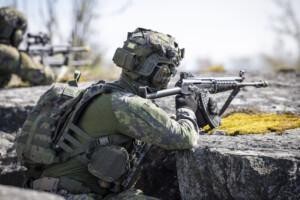 Rannikkotaistelija valmiudessa