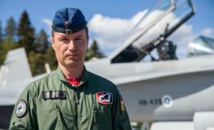 Kuvassa Karjalan lennoston komentaja Tomi Böhm lentohaalareissa, hornet taustalla.