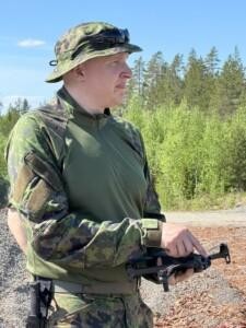 Kouluttaja esittelee dronen ominaisuuksia