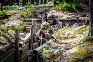 Kaksi taistelijaa etenee taisteluhaudassa